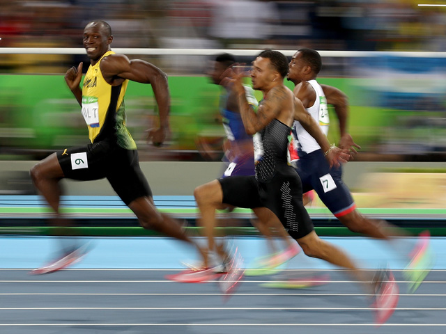 Diga X: Usain Bolt sorri para fotógrafos durantes a prova de 100m rasos