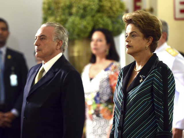 Dilma Rousseff e Michel Temer, participam da solenidade onde recebem os cumprimentos de oficiais-generais no Clube do Exército Antonio Cruz/Agência Brasil)