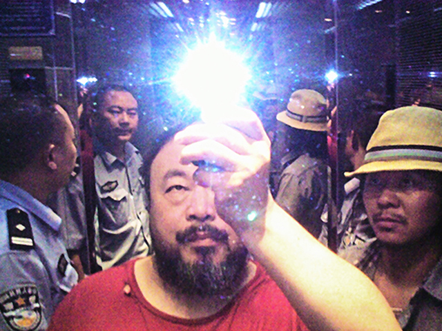 Seguir o polêmico artista Ai Weiwei (@aiweiwei) é se deparar hora ou outra há selfies