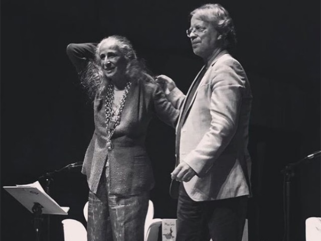 Maria Bethânia e Mia Couto durante festa dos 30 anos da Companhia das Letras, no Rio || Crédito: Instagram/ Goncalves Wallace