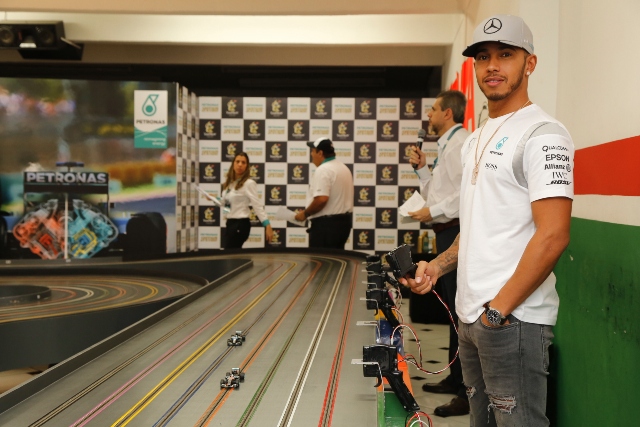 Lewis Hamilton nno autorama em São Paulo