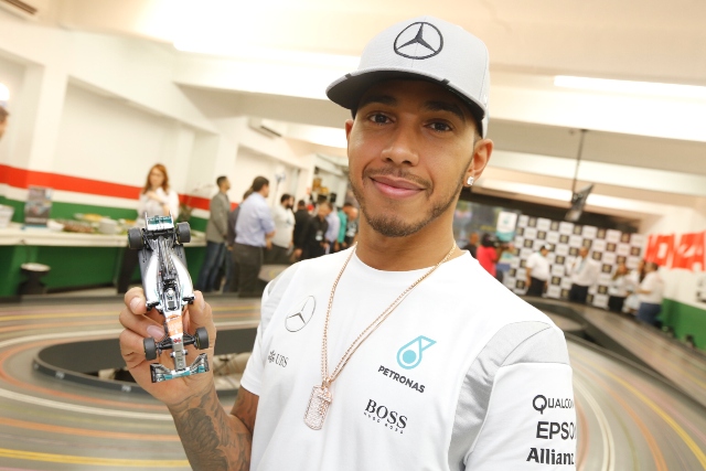 Lewis Hamilton e seu carro vencedor  