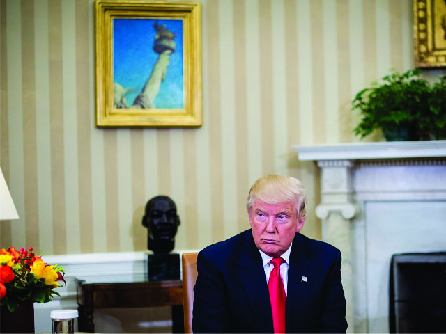 Trump e, no fundo, o busto de Martin Luther King
