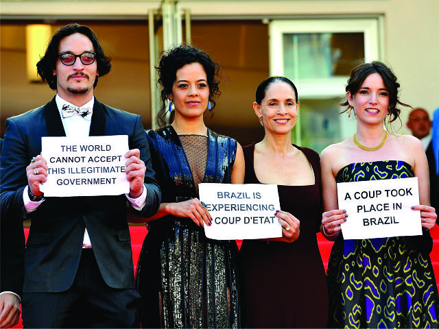 Elenco de 'Aquarius' protesta em Cannes || Créditos: Getty Images