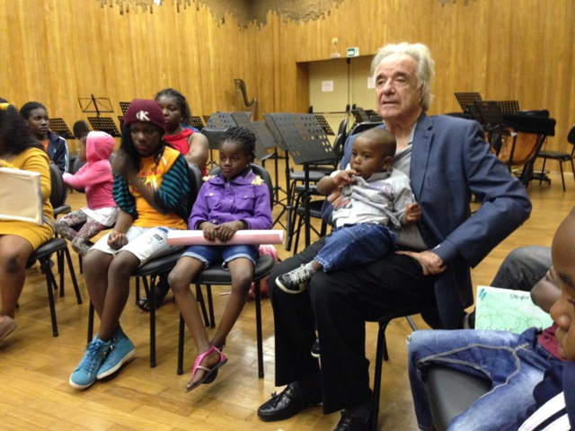 O maestro João Carlos Martins durante ensaio com o Coral Somos Iguais, com refugiados da Síria e África || Créditos: Divulgação