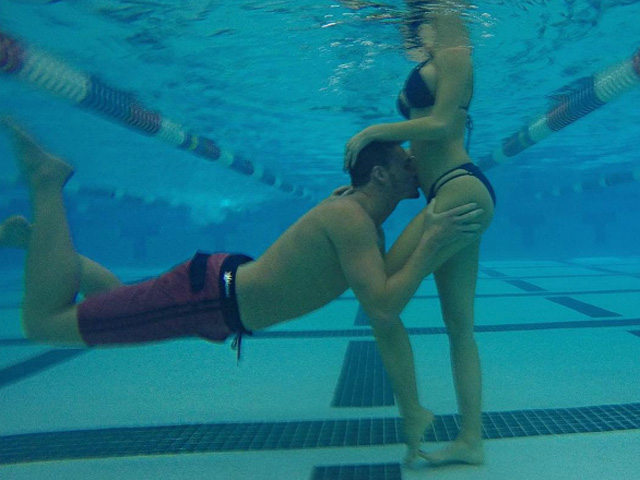 Ryan Lochte beijando a barriga da mulher Kayla Rae Reid. “Melhor notícia que já recebi na vida”. Escreveu || Créditos: Reprodução / Instagram