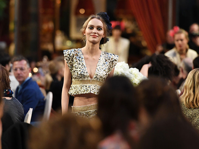 Lily-Rose Depp abre o desfile Metiers d'Art 2016/17 da Chanel, em Paris!