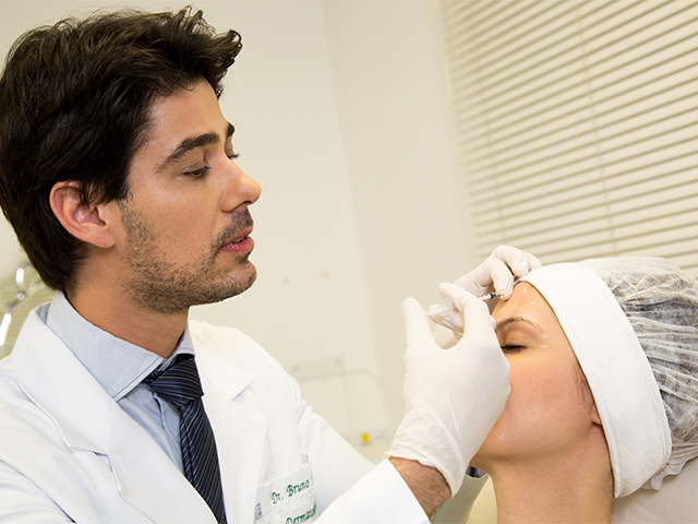 Dr. Bruno Vargas realizando o procedimento || Foto: João Avelino