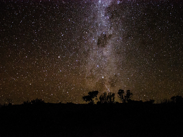 Via Láctea vista de estrada na Austrália