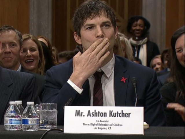 Ashton Kutcher em depoimento ao Senado americano || Créditos: C-SPAN/Reprodução