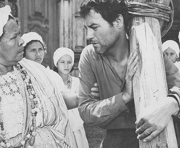 O ator Leonardo Villar em "O Pagador de Promessas" (1963) || Créditos: Reprodução