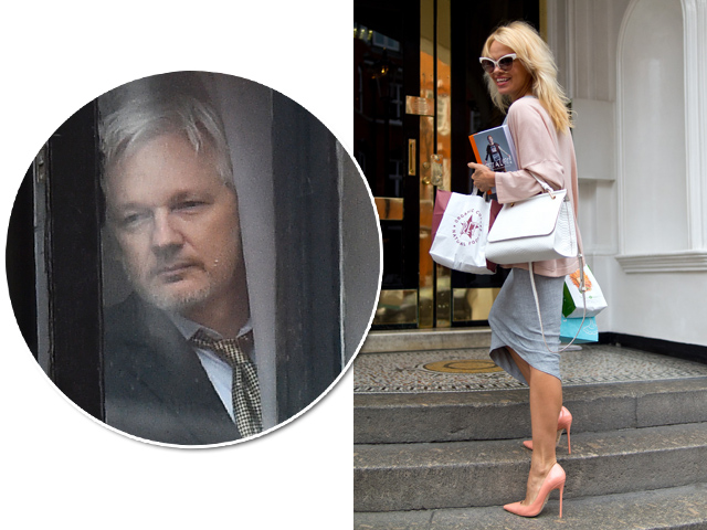 Julian Assange e Pamela Anderson na frente da embaixada