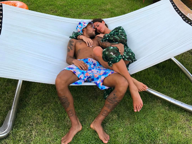 Neymar e Bruna Marquezine no maior love || Créditos: Reprodução Instagram