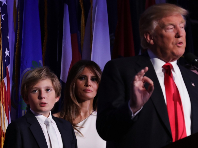 Barron com os pais, Melania e Donald Trump