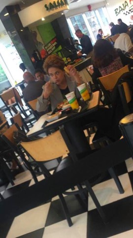 Dilma Rousseff em restaurante simples de Washington