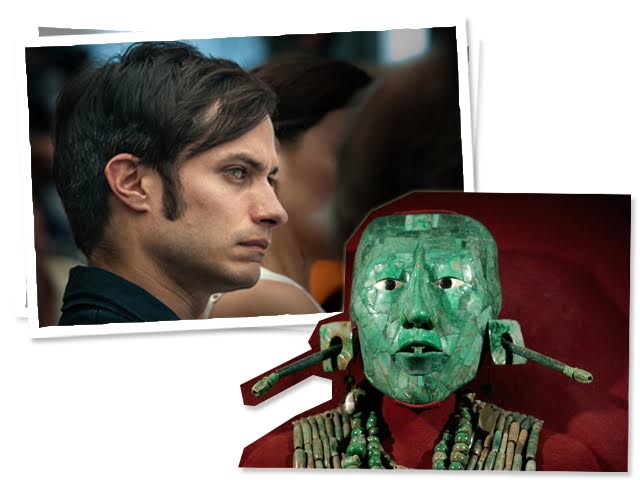 Gael García Bernal e a máscara funerária de mosaico feita de jade datada do século 17 e que pertenceu ao povo Maia || Créditos: Divulgação