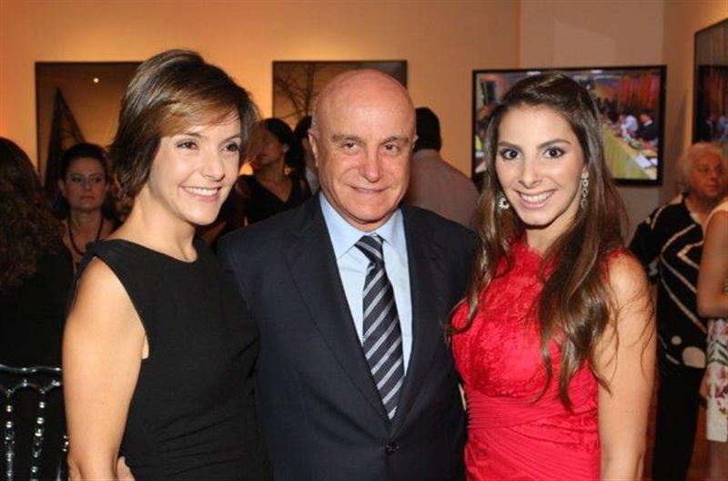 Salim Mattar entre sua mulher Rafaela e sua filha Tatiana Mattar || Créditos: Divulgação