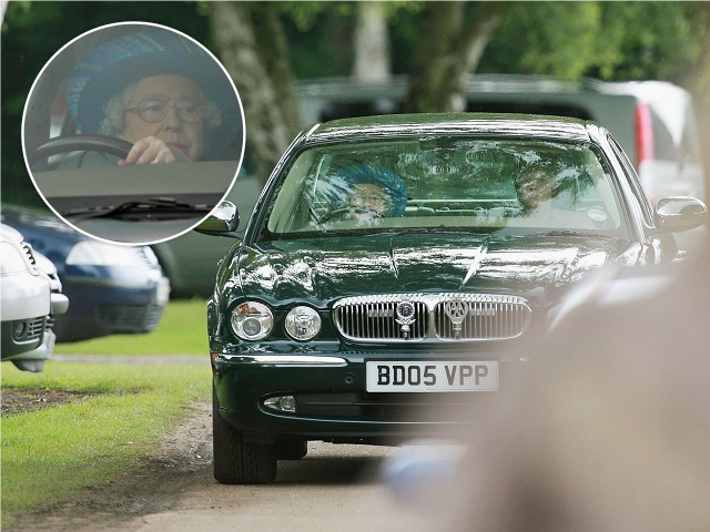  A rainha dirigindo seu Jaguar || Créditos: Getty Images