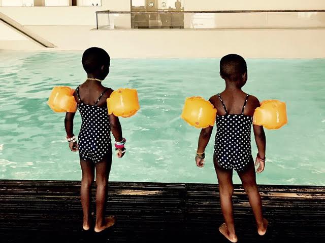 Splash: as gêmeas Esther e Stella na piscina do Hotel Ritz em Lisboa