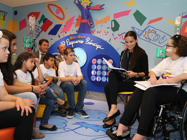 IWC AND ADRIANA LIMA OPEN “LE PETIT PRINCE” LIBRARY HANDOUT – Curitiba, Brazil, 14 April 2015 – IWC Schaffhausen and brand ambas­sador Adriana Lima inaugurated the new recreation areas and a modern library at the chil­dren’s hospital in Curitiba, Brazil. The extension was made possible by the proceeds from an auction in November 2014, when the sale of an IWC platinum watch raised CHF 40,000. (PHOTOPRESS/IWC)