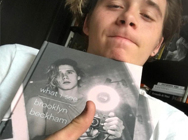 Brooklyn Beckham com seu livro recém-lançado