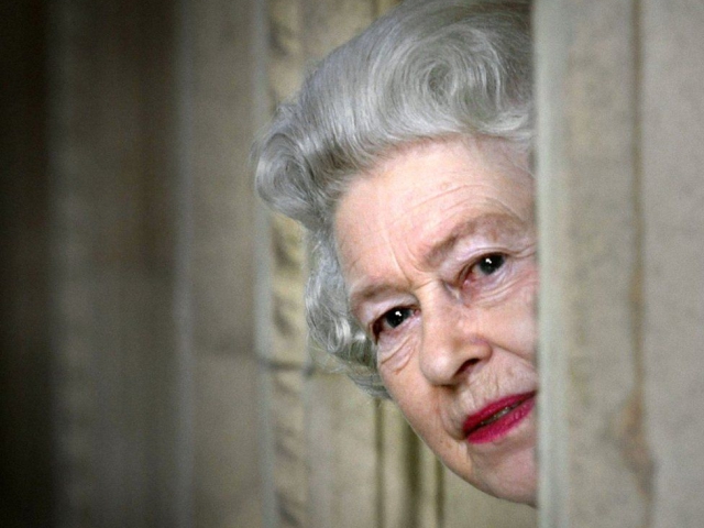 Elizabeth II: "bombeira" nas horas vagas || Créditos: Getty Images