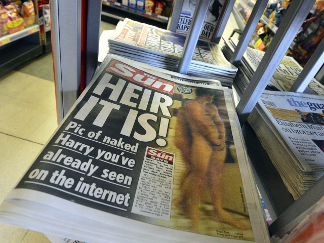 Harry, nu, na capa do "The Sun", em 2012 || Créditos: Getty Images