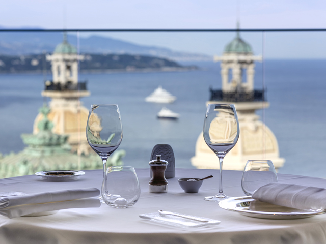 Clique do Le Grill, restaurante chiqueria do Hôtel de Paris Monte-Carlo, em Mônaco