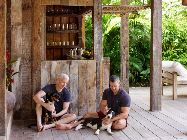 Anderson Cooper e Benjamin Misani em sua casa no Quadrado, em Trancoso