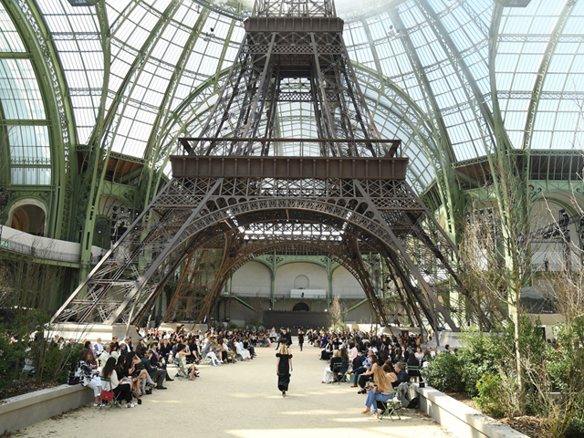O visual de Paris dentro do Grand Palais para a alta-costura de Chanel