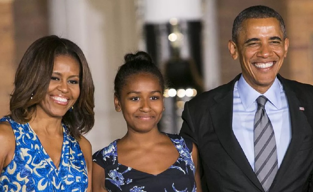 Sasha Obama entre os pais, MIchelle e Barack Obama