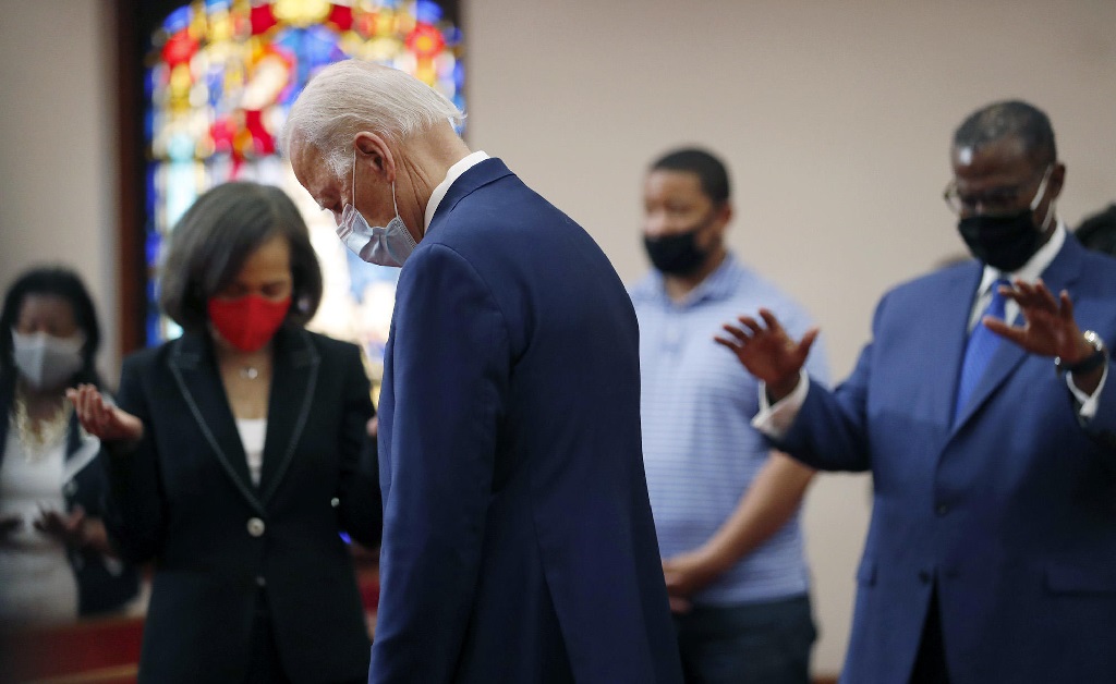 Harris e Biden durante um encontro com religiosos durante a campanha deles pela Casa Branca