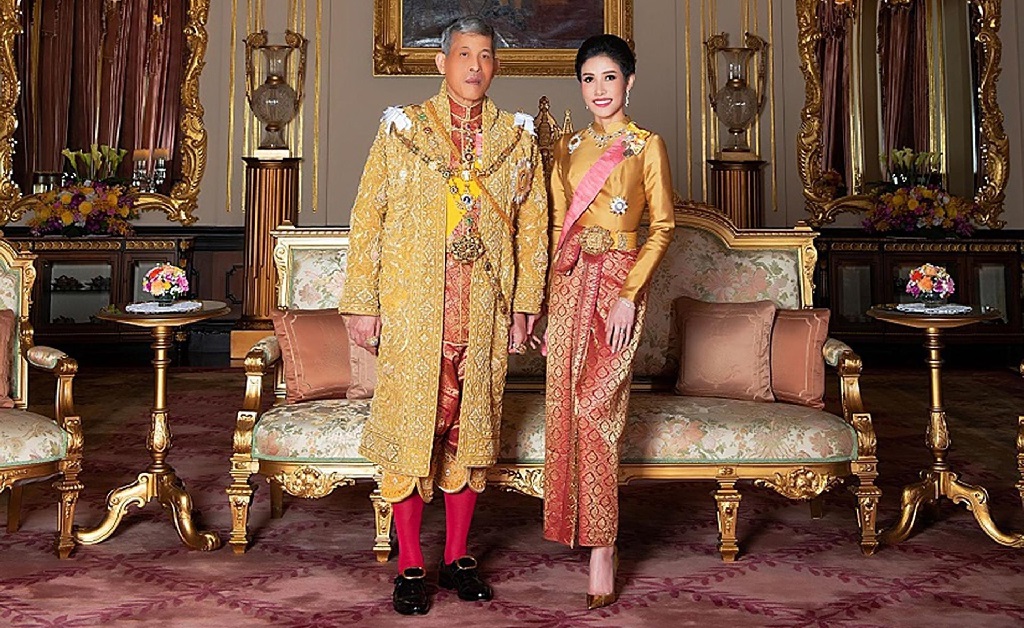 O rei rei Maha Vajiralongkorn e a "segunda rainha" Sineenat Wongvajirapakdi