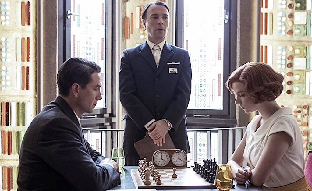 O Gambito da Rainha: hotel lança quarto inspirado na série com peças de  xadrez no teto