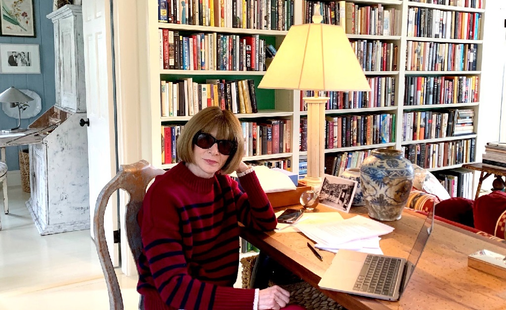 A editrix no escritório de seu château no Greenwich Village