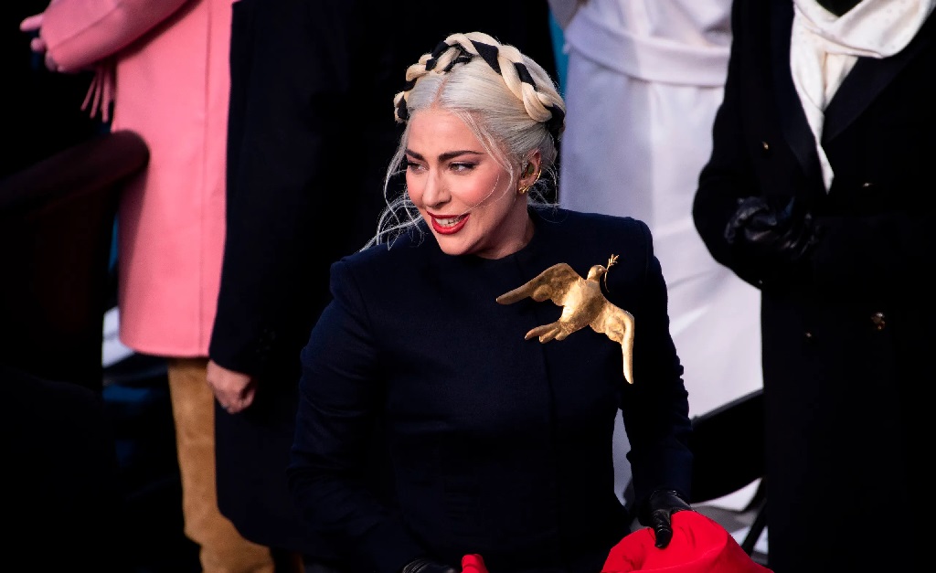 Lady Gaga e seu famoso broche na posse de Biden