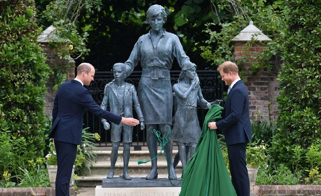 William e Harry inaugurando a obra em homenagem à sua mãe