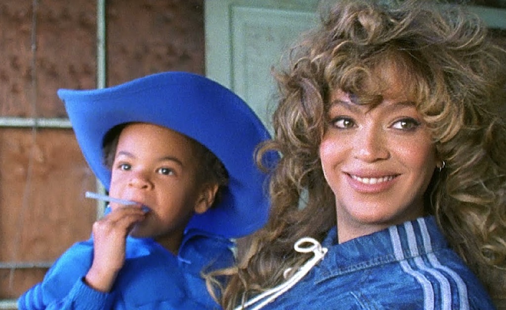Beyoncé com Rumi Carter, um de seus filhos gêmeos