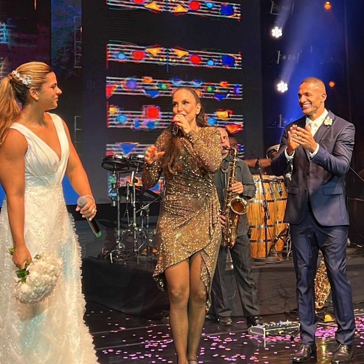 Ivete Sangalo com os noivos Marcela Mendonça e Paulo Pereira
