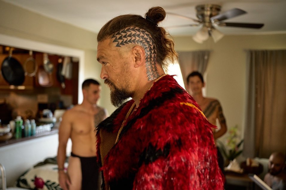 Jason Momoa fez uma tatuagem tradicional do Havaí na cabeça e disse que foi  um momento poderoso em sua vida