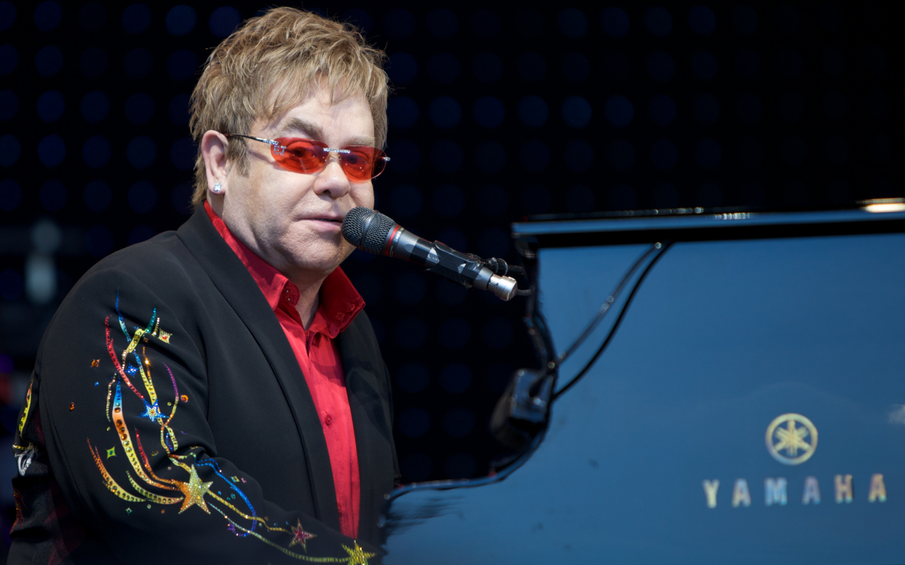 Elton John deixa o hospital e já está em sua villa em Mont Boron