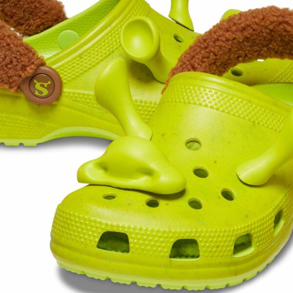 É feio, mas é legal: Gen Z redefine moda e ajuda a Crocs a faturar