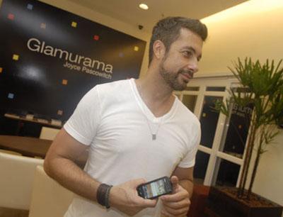 Fernando Torquatto com seu novo celular Nokia: descobertas musicais