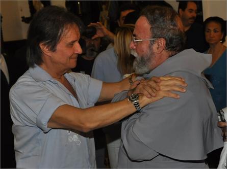 Roberto Carlos cumprimenta o Padre Antonio Maria, que concelebrou a missa: homenagem à mãe