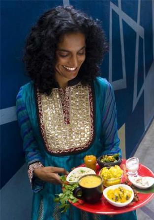 A professora de culinária indiana Bindu Mathur assina menu especial no Oui Oui